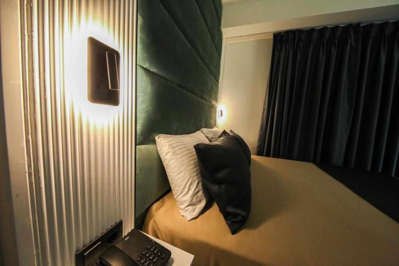Axu Airport Hotel Arnavutkoy Extérieur photo A room at the hotel