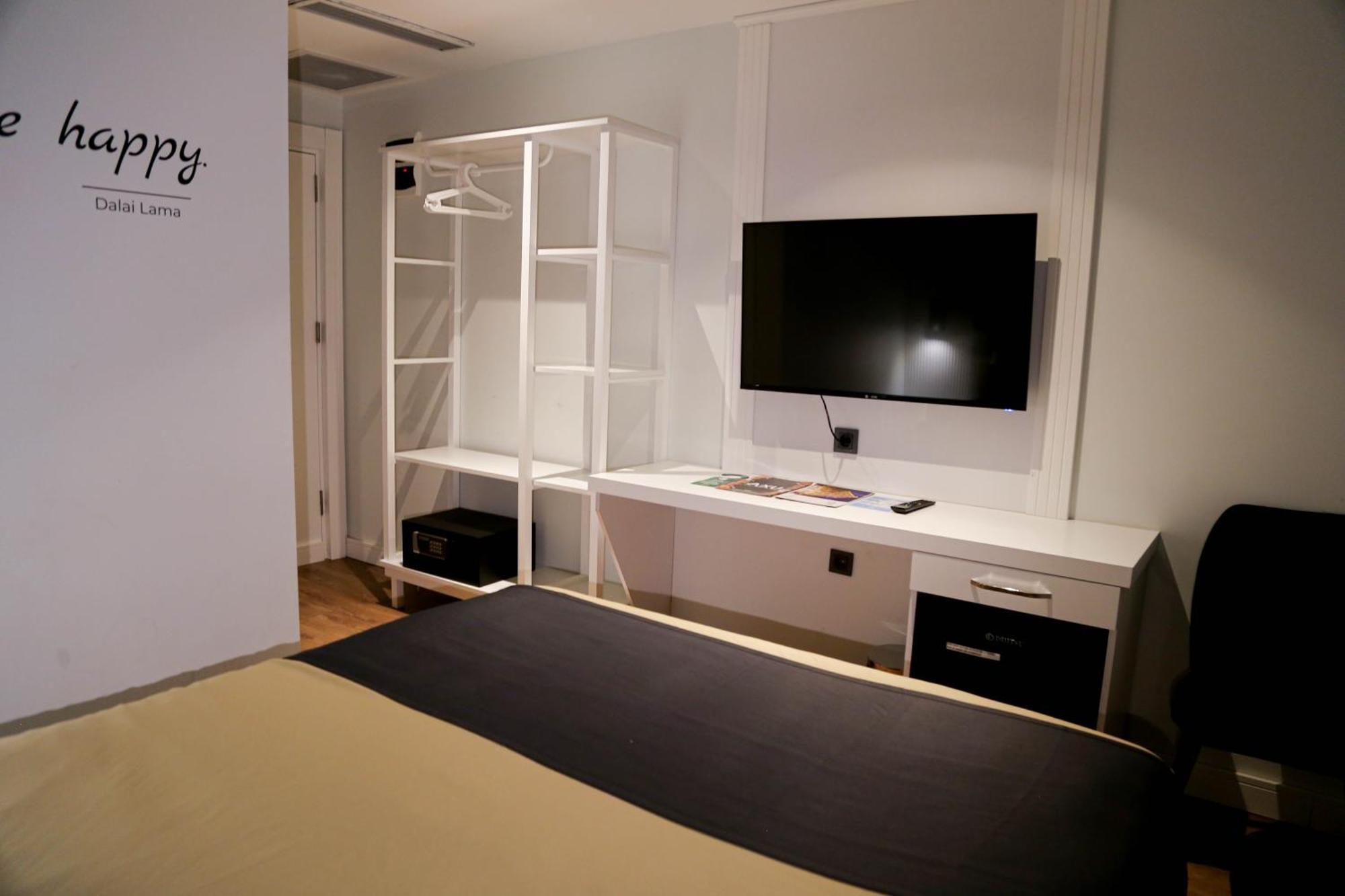Axu Airport Hotel Arnavutkoy Extérieur photo A room at the hotel