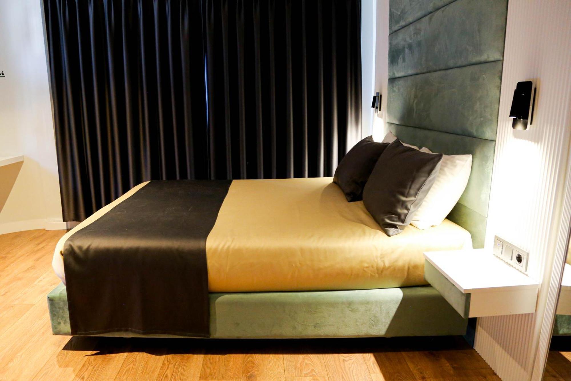 Axu Airport Hotel Arnavutkoy Extérieur photo A bed