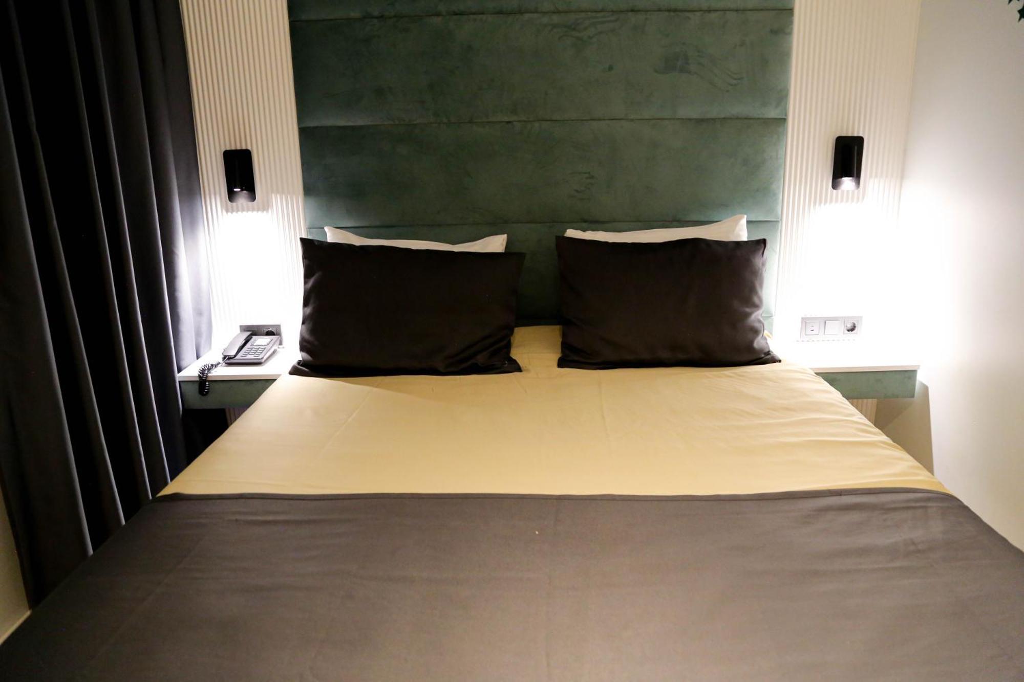 Axu Airport Hotel Arnavutkoy Extérieur photo A bed