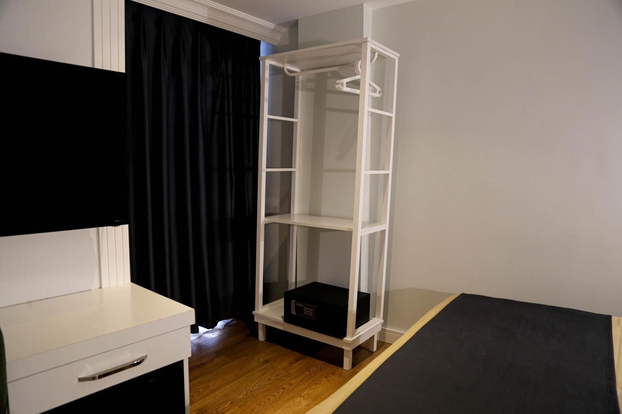 Axu Airport Hotel Arnavutkoy Extérieur photo A coat rack
