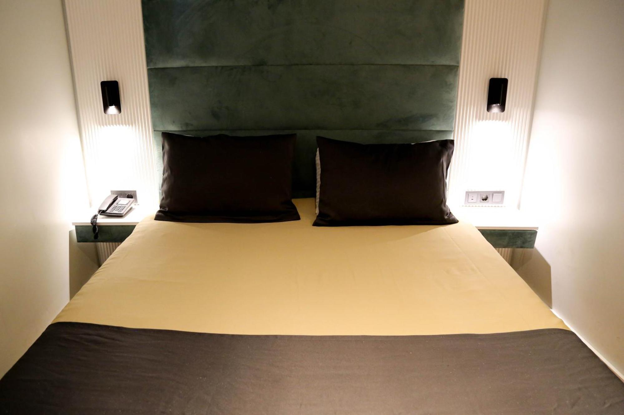 Axu Airport Hotel Arnavutkoy Extérieur photo A bed