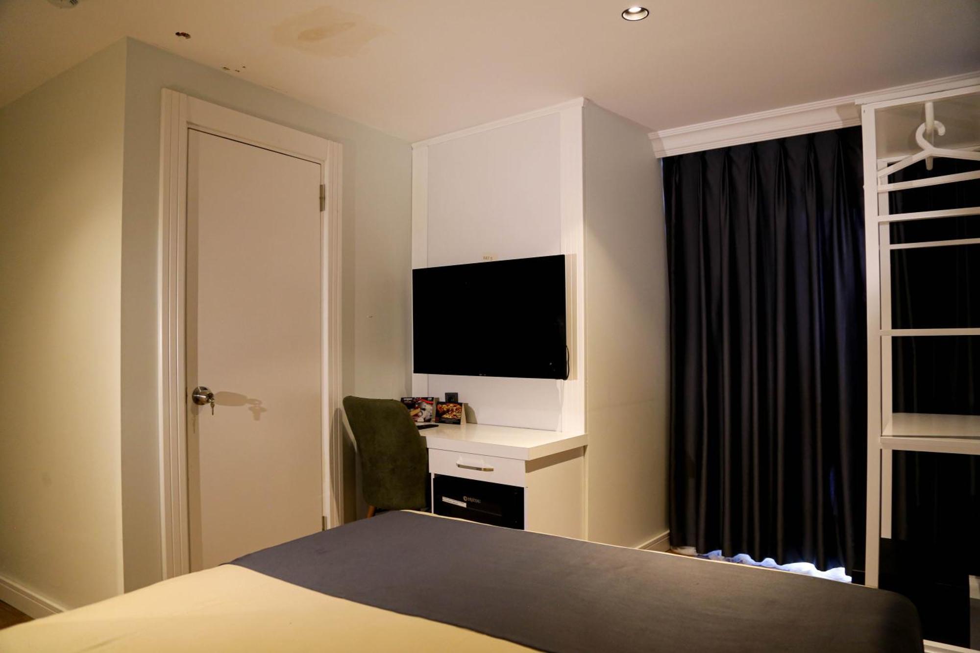 Axu Airport Hotel Arnavutkoy Extérieur photo A room at the hotel