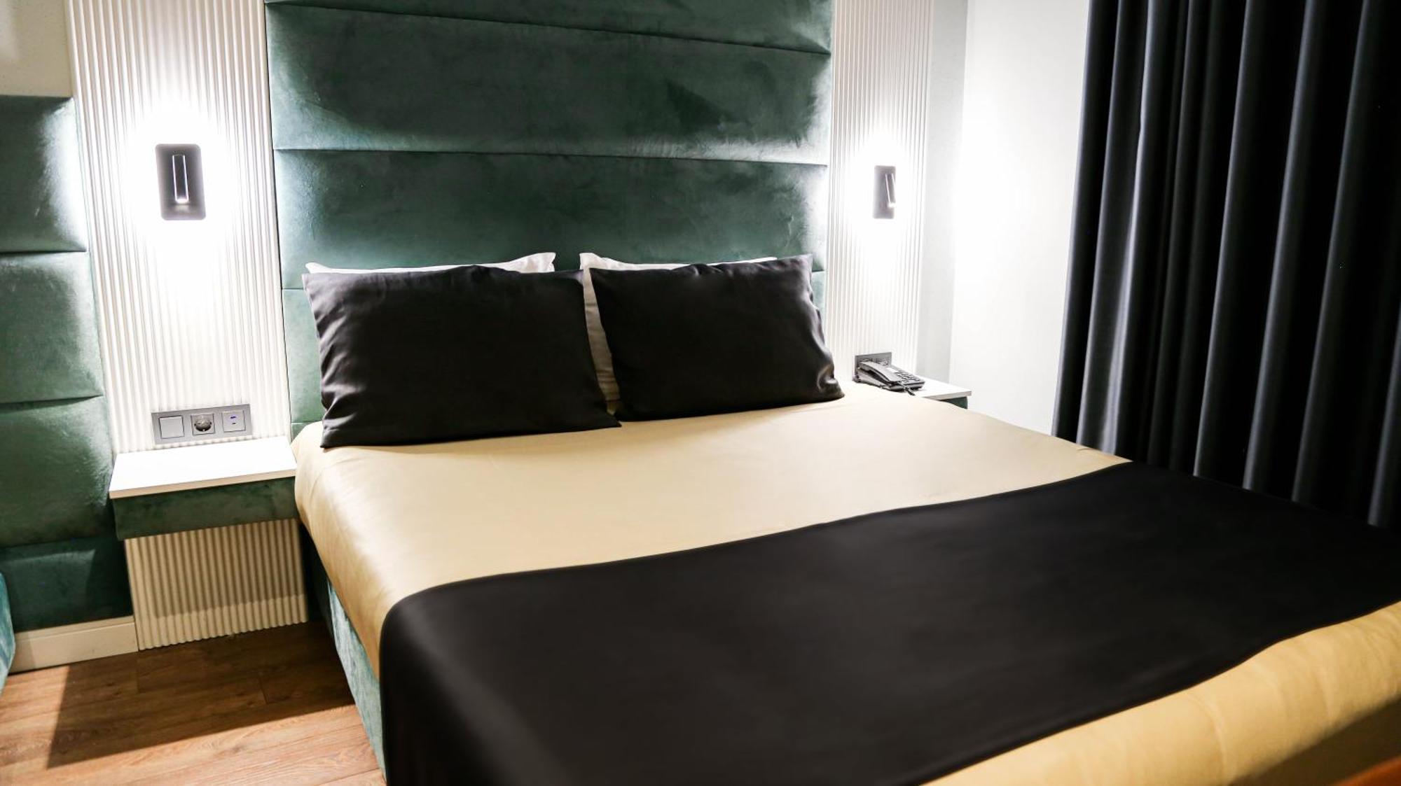 Axu Airport Hotel Arnavutkoy Extérieur photo A bed with a bed runner